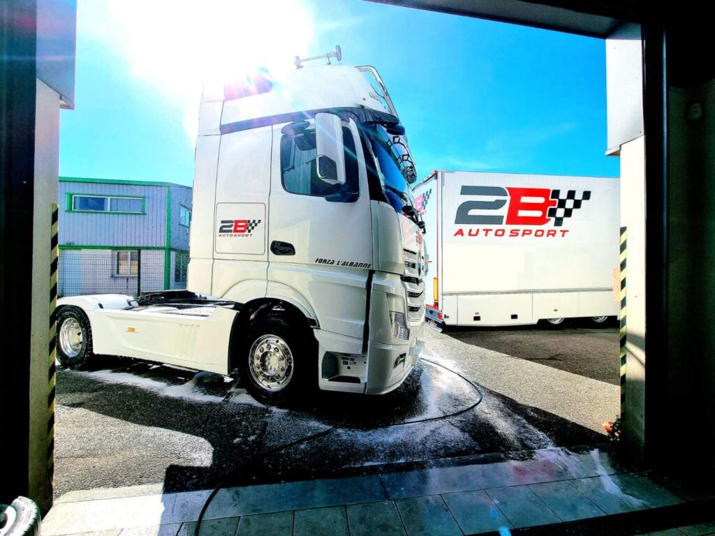 2 camions disponibles pour transporter les auto sur les trackdays